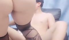 幸福大哥玩着电脑把逼草