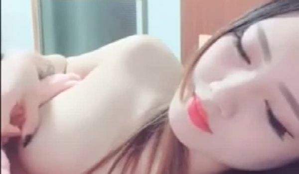 小朱与男友的性爱人生~老公你在看电视吗？我想帮你