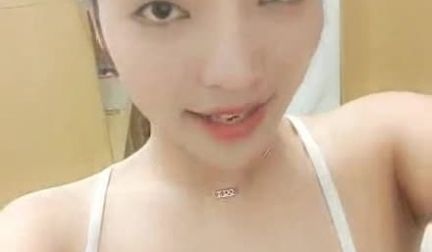 高颜值气质美女穿着透明薄纱情趣内衣慢慢脱掉搔首弄