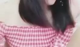 美女秀阴毛不多，自慰揉穴