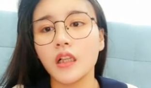 眼镜妹子白色丝袜拔出跳蛋沙发上玩扩阴器肛塞尾巴插