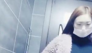 零零后小美女喝了一大杯饮料网吧勾搭正在上网的饿了