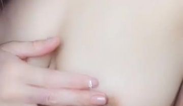 颜值不错妹子漏奶装诱惑秀胸上抹油道具jj乳交椅子