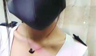 绝对的美女空姐制服诱惑，苗条身材拥有一对傲人大奶