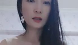 高颜值身材苗条长发美女主播床上自摸道具jj抽插