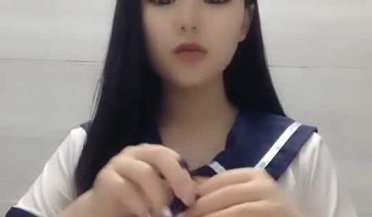 妹子自慰秀振动棒抽插一番再换上情趣学生制服