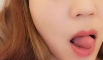 美少妇性感吊带装黑丝沙发上脱光光自摸扣逼喷水