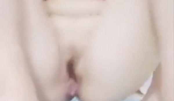 身材很正的骚妹子奶子很圆润露脸一多大秀，特写骚逼