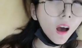 眼镜妹子双人啪啪性感黑丝深喉口交上位