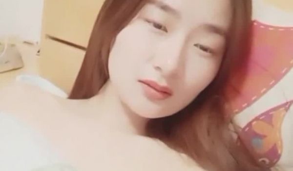 颜值不输女星的白皙性感美女宾馆被男友手嘴齐上玩的