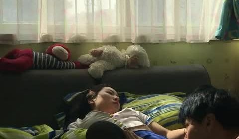 学院派女神级气质短发美女背着闺蜜出租屋穿着性感情
