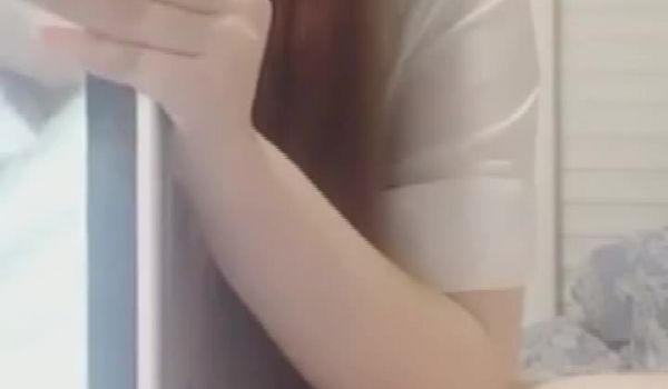 OL下班慾火难耐~上线开直播边玩穴边赚钱~一台跑