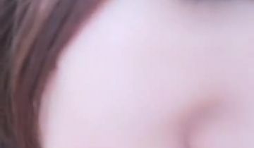 98k小姐姐刚睡醒就发骚，自己吃奶子抠逼很有激情