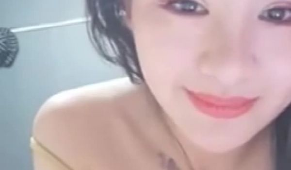 超淫荡少妇~用拔罐道具狂吸逼逼大腿~内侧还写上母