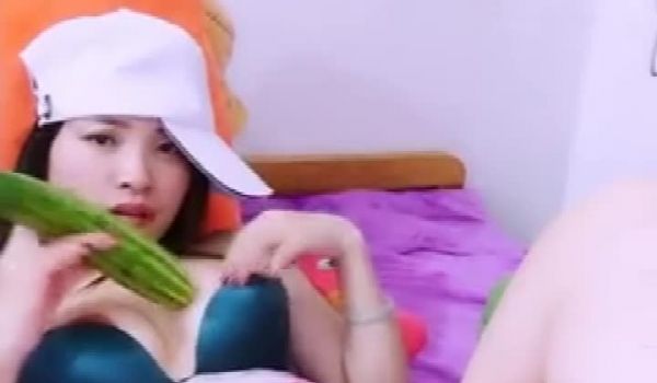 不要玩食物!!黄瓜当肉棒~这样玩看起来超爽~