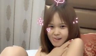 短发妹子道具自慰姐妹在旁边看着帮忙抽插