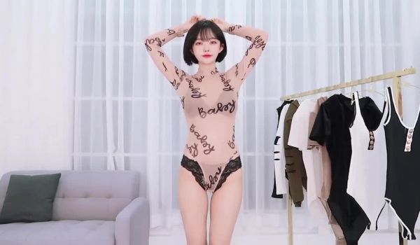 短发妹妹性感情趣换装秀