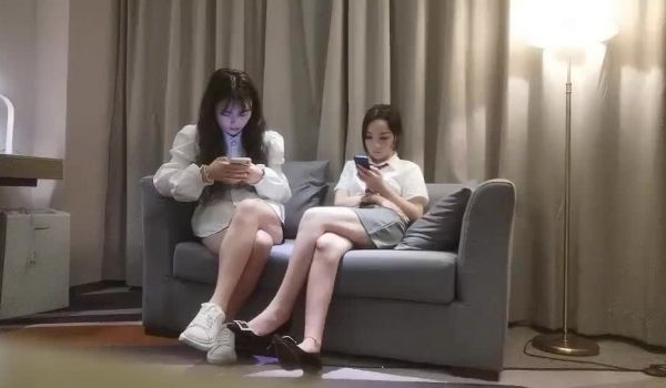 勾搭技师带两个妹子双飞
