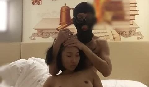 工厂打工妹子被灌醉捂晕后虐玩抽胸抽嘴巴等暴力玩法