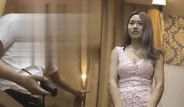 会所800元爆操刚破处不久的99年超漂亮小虎牙美