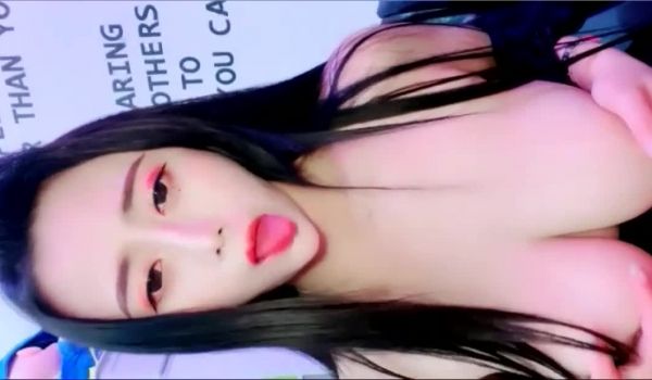 红脸大奶妹子揉奶自慰