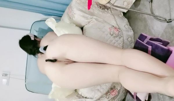 撅起屁股一线天小逼逼