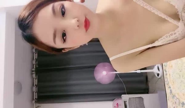 卷发漂亮妹妹露脸掰穴