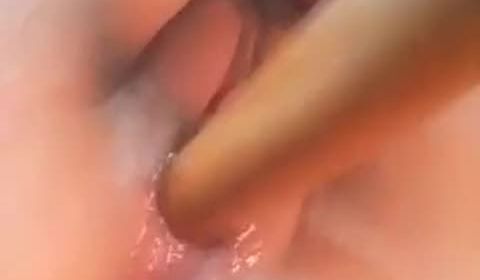 极品敏感馒头B少女拿擀面杖紫薇，亮点是喷精，捅出