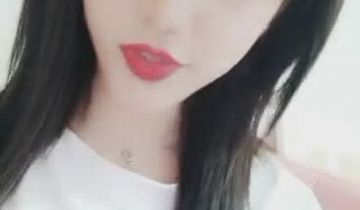 妹子噼腿直播，在床上各种姿势掰逼逼