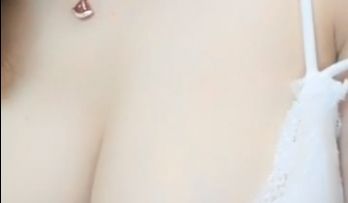 少妇皮肤白皙全裸自慰秀沙发上慢慢脱光掰开扣逼毛毛
