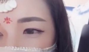 色扮演黑丝情趣内衣，道具疯狂插逼高潮喷水淫语呻吟