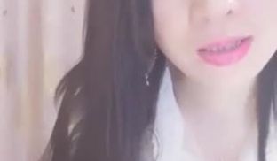骚气长发少妇妹子慢慢脱光全裸椅子上自摸秀掰开bb