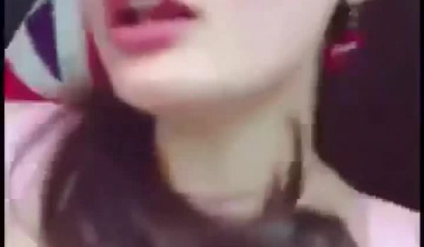 人妻野外车震偷情到一半老公突然打电话来