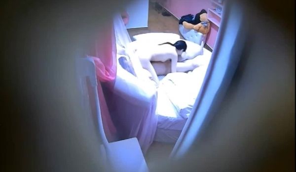 情侣圆床房开房打炮上来就脱光缠在一起69互舔这样
