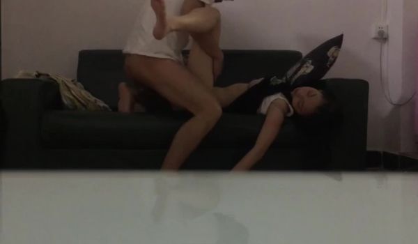同栋宿舍女学生睡着