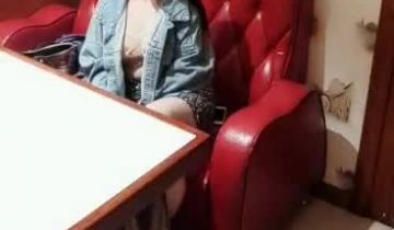 时尚美女酒店包厢点餐时色诱新来的帅哥服务员,2人