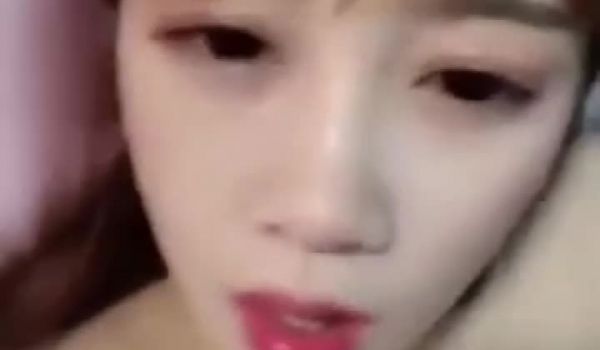 我们一起学猫叫.大眼正妹掰穴狂喊：「好想要！」