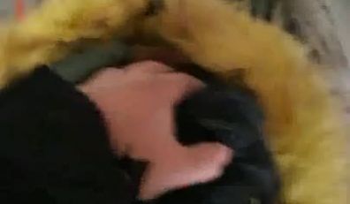 网红演绎美少妇尿急误入荒废工地小便被色保安抓住非
