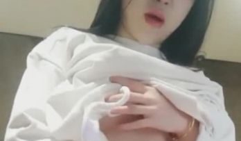 网红妹子在网吧玩露出被隔壁小伙发现了直接硬来掏出