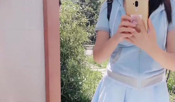 网红刘婷精彩演绎公厕勾引背包男啪啪完后还对着镜子