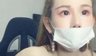 网红脸苗条身材妹子道具自慰秀椅子上道具jj抽插按
