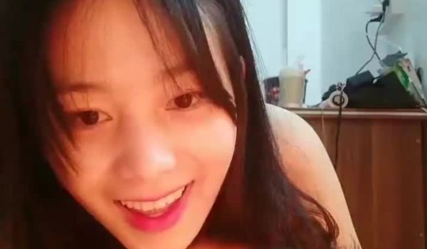 外表清纯甜美高颜值主播妹纸垫着姨妈巾玩直播透明肚