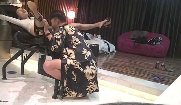 有钱大老板酒店高级啪啪服务高颜值气质无毛逼美女公