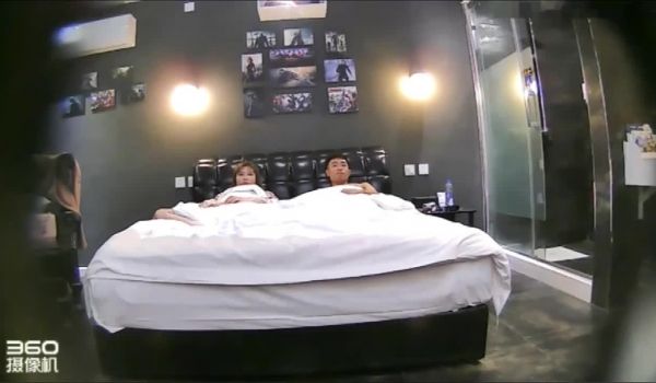 仔男靓女主题酒店开房造爱薄纱花衣美女开始扮矜持扒