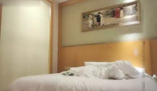 壹屌探花约了个颜值不错黑帽妹子啪啪，穿上开档黑丝