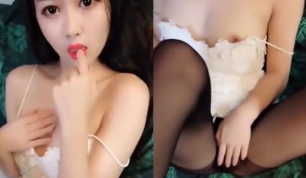 撕开黑丝插入棒棒出水_男主射到了美美的胸部上