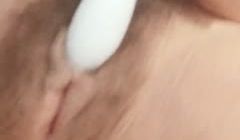 和臭弟弟聊天 边摸边插给他看高潮了 阴道控制不住