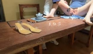 来到会谈点，老婆分开双腿让客户伸手一摸，满逼都是