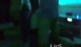 推特大神美杜莎 带骚逼老婆去朋友家看电影，说好原