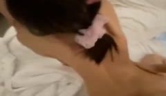 把小骚逼的眼睛蒙起来，4个男人轮流上她，她还不知
